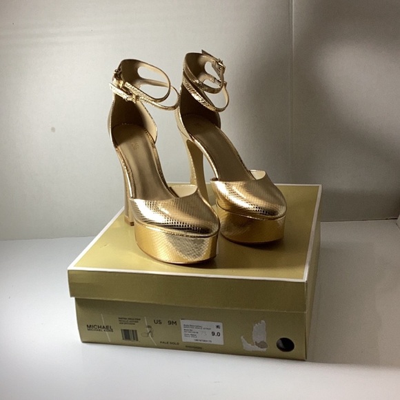 Elegant Gold Platform Heels - Picture 11 of 14